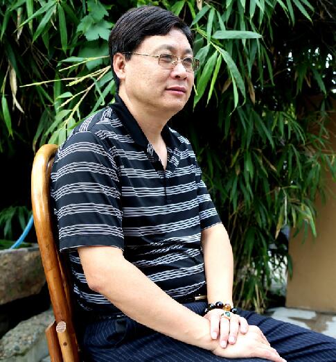 理事单位│青岛蜜蜂智享新能源科技有限公司.jpg 理事单位│青岛蜜蜂智享新能源科技有限公司 电池百人会理事、青岛蜜蜂智享新能源科技有限公司董事长 孙建军.jpg 电池百人会理事、青岛蜜蜂智享新能源科技有限公司董事长 孙建军 蜜蜂新能源是深圳量子资本的控股公司,是中国城市公共交通协会网约车分会理事级单位,是中国汽车维修行业协会会员单位,是深圳市协力新能源创新中心副理事长单位,是中国首创的新能源汽车专修、培训、充电服务一体化的连锁服务中心,已在中国核心城市建立起新能源汽车服务连锁网络,并建立起先进的动力电池和三电维修中心,成为中国新能源汽车服务一体化的领先机构。 蜜蜂新能源是网约车平台的战略合作机构,合作平台包括滴滴出行、T3出行、小鹏出行、曹操出行等,蜜蜂新能源已在中心城市投资布局新能源汽车城市服务中心,其广州中心创造单店单月完成交付新能源汽车5200辆,极大提高了网约车的运营效率。 蜜蜂新能源是国轩电池、多氟多电池、孚能电池、普莱德电池和国能电池等电池厂家授权服务机构,已在全国开始布局创建蜜蜂标准化的动力电池服务中心,拥有优秀电池工程师,并配备完善的电池维修检测专用仪器设备。 蜜蜂新能源通过先进的内部培训管理、领先的线上平台和直营连锁系统,在全国布局创建蜜蜂新能源汽车城市服务中心,为新能源网约车提供24H高效、优质、快修、充电和地勤服务,提高车辆运营效率,将蜜蜂新能源服务中心办成城市新能源运营车一站式服务驿站。 电池百人会理事、青岛蜜蜂智享新能源科技有限公司董事长 孙建军.jpg 【链接】关于电池百人会(CBHA) 中关村新型电池技术创新联盟(简称“联盟”,注册商标:电池百人会),由从事电池整个产业链的矿产、材料、制造设备、实验设备、检测、电池制造及组装、电池管理系统、充电桩、新能源汽车、储能等企业(上市公司)以及大学、科研院所、行业咨询、行业协会、媒体、基金投资、券商等企事业单位和团体组成。现有备案登记成员单位超过100家,产业相关领域的企业(含新能源汽车、储能、消费电子板块)超过400家,成员单位上市公司市值超过10000亿元。 联盟管理部门:中关村科技园区管理委员会业务指导,登记机关为北京市民政局,活动区域:全国。业务范围:开展新型电池领域的学术研究、学术交流、技术研发、咨询培训、会议会展、承办委托、国际交流。联盟旗下子品牌活动:问道、约局、赋能。 “问道”系列活动为企业家俱乐部活动,已在青岛、吉林等地举办过“问道”崂山、“问道”长白山等活动。问企业生存之道,问电池新能源行业持续发展之道,开展“问道”活动旨在共同探讨行业热点话题、企业家抱团发展。 “约局”系列活动为一把手圈子,目前已在青岛、深圳、南京、北京、新乡、杭州等城市成功举办,每次锁定一个城市和一个核心主题; 与行业企业家当面悟道,深入交流技术与行业热点、焦点话题;通过座谈交流、学习参观、加强上中下游之间产业整合、投资重组,约政策之局、约市场之局、约公司之局、约智慧之局、约人脉之局。 “赋能”系列公开课,我们邀请清华大学、中南大学、北京大学等管理专家教授,进行关于竞争力、管理、执行力、战略、行业技术、知识产权等培训。.jpg 理事单位│青岛蜜蜂智享新能源科技有限公司.jpg 理事单位│青岛蜜蜂智享新能源科技有限公司 电池百人会理事、青岛蜜蜂智享新能源科技有限公司董事长 孙建军.jpg 电池百人会理事、青岛蜜蜂智享新能源科技有限公司董事长 孙建军 蜜蜂新能源是深圳量子资本的控股公司,是中国城市公共交通协会网约车分会理事级单位,是中国汽车维修行业协会会员单位,是深圳市协力新能源创新中心副理事长单位,是中国首创的新能源汽车专修、培训、充电服务一体化的连锁服务中心,已在中国核心城市建立起新能源汽车服务连锁网络,并建立起先进的动力电池和三电维修中心,成为中国新能源汽车服务一体化的领先机构。 蜜蜂新能源是网约车平台的战略合作机构,合作平台包括滴滴出行、T3出行、小鹏出行、曹操出行等,蜜蜂新能源已在中心城市投资布局新能源汽车城市服务中心,其广州中心创造单店单月完成交付新能源汽车5200辆,极大提高了网约车的运营效率。 蜜蜂新能源是国轩电池、多氟多电池、孚能电池、普莱德电池和国能电池等电池厂家授权服务机构,已在全国开始布局创建蜜蜂标准化的动力电池服务中心,拥有优秀电池工程师,并配备完善的电池维修检测专用仪器设备。 蜜蜂新能源通过先进的内部培训管理、领先的线上平台和直营连锁系统,在全国布局创建蜜蜂新能源汽车城市服务中心,为新能源网约车提供24H高效、优质、快修、充电和地勤服务,提高车辆运营效率,将蜜蜂新能源服务中心办成城市新能源运营车一站式服务驿站。 电池百人会理事、青岛蜜蜂智享新能源科技有限公司董事长 孙建军.jpg 【链接】关于电池百人会(CBHA) 中关村新型电池技术创新联盟(简称“联盟”,注册商标:电池百人会),由从事电池整个产业链的矿产、材料、制造设备、实验设备、检测、电池制造及组装、电池管理系统、充电桩、新能源汽车、储能等企业(上市公司)以及大学、科研院所、行业咨询、行业协会、媒体、基金投资、券商等企事业单位和团体组成。现有备案登记成员单位超过100家,产业相关领域的企业(含新能源汽车、储能、消费电子板块)超过400家,成员单位上市公司市值超过10000亿元。 联盟管理部门:中关村科技园区管理委员会业务指导,登记机关为北京市民政局,活动区域:全国。业务范围:开展新型电池领域的学术研究、学术交流、技术研发、咨询培训、会议会展、承办委托、国际交流。联盟旗下子品牌活动:问道、约局、赋能。 “问道”系列活动为企业家俱乐部活动,已在青岛、吉林等地举办过“问道”崂山、“问道”长白山等活动。问企业生存之道,问电池新能源行业持续发展之道,开展“问道”活动旨在共同探讨行业热点话题、企业家抱团发展。 “约局”系列活动为一把手圈子,目前已在青岛、深圳、南京、北京、新乡、杭州等城市成功举办,每次锁定一个城市和一个核心主题; 与行业企业家当面悟道,深入交流技术与行业热点、焦点话题;通过座谈交流、学习参观、加强上中下游之间产业整合、投资重组,约政策之局、约市场之局、约公司之局、约智慧之局、约人脉之局。 “赋能”系列公开课,我们邀请清华大学、中南大学、北京大学等管理专家教授,进行关于竞争力、管理、执行力、战略、行业技术、知识产权等培训。.jpg