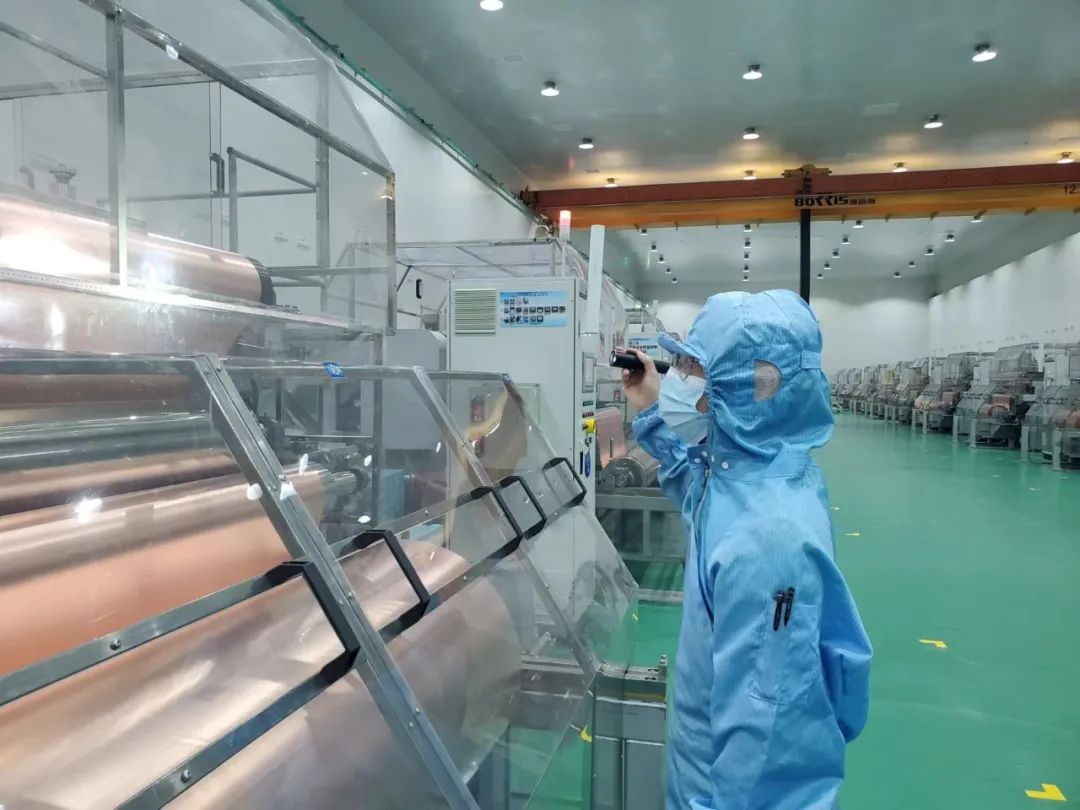 湖北连续开工两大铜箔产业园！江西铜业首卷万米4μm极薄锂箔下卷.jpg
