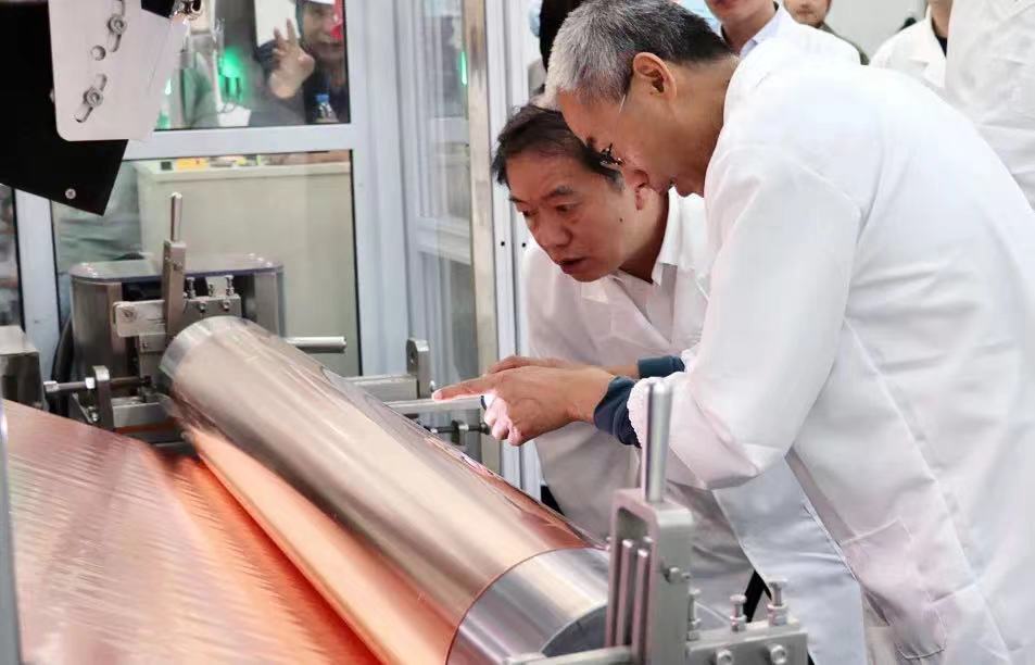 锂电铜箔加工费有望止跌!海亮股份首条铜箔生产线试产成功.jpg 锂电铜箔加工费有望止跌!海亮股份首条铜箔生产线试产成功.jpg