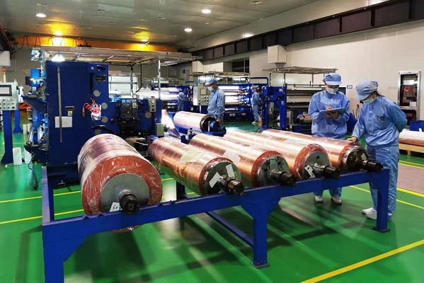 锂电铜箔加工费有望止跌!海亮股份首条铜箔生产线试产成功.jpg 锂电铜箔加工费有望止跌!海亮股份首条铜箔生产线试产成功.jpg
