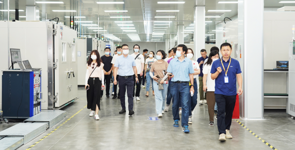 走进蜂巢创新中心 直击短刀针刺.png 走进蜂巢创新中心 直击短刀针刺.png