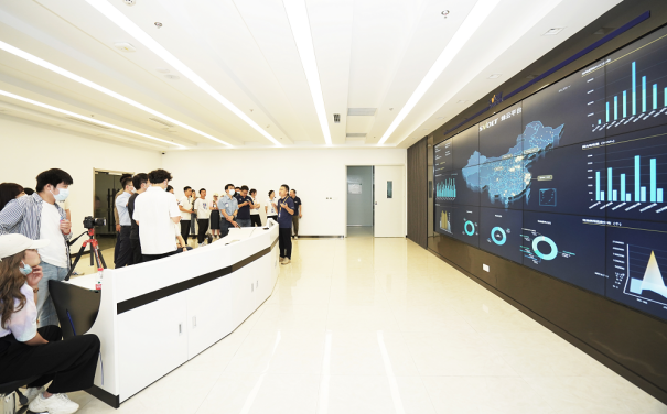 走进蜂巢创新中心 直击短刀针刺.png 走进蜂巢创新中心 直击短刀针刺.png