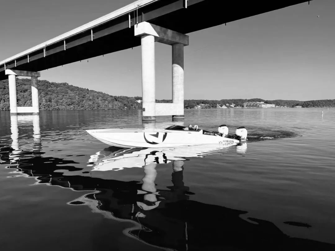 Vision Marine V32号打破世界电动船舶最高速度纪录 华霆动力为其装配动力系统.jpg Vision Marine V32号打破世界电动船舶最高速度纪录 华霆动力为其装配动力系统.jpg