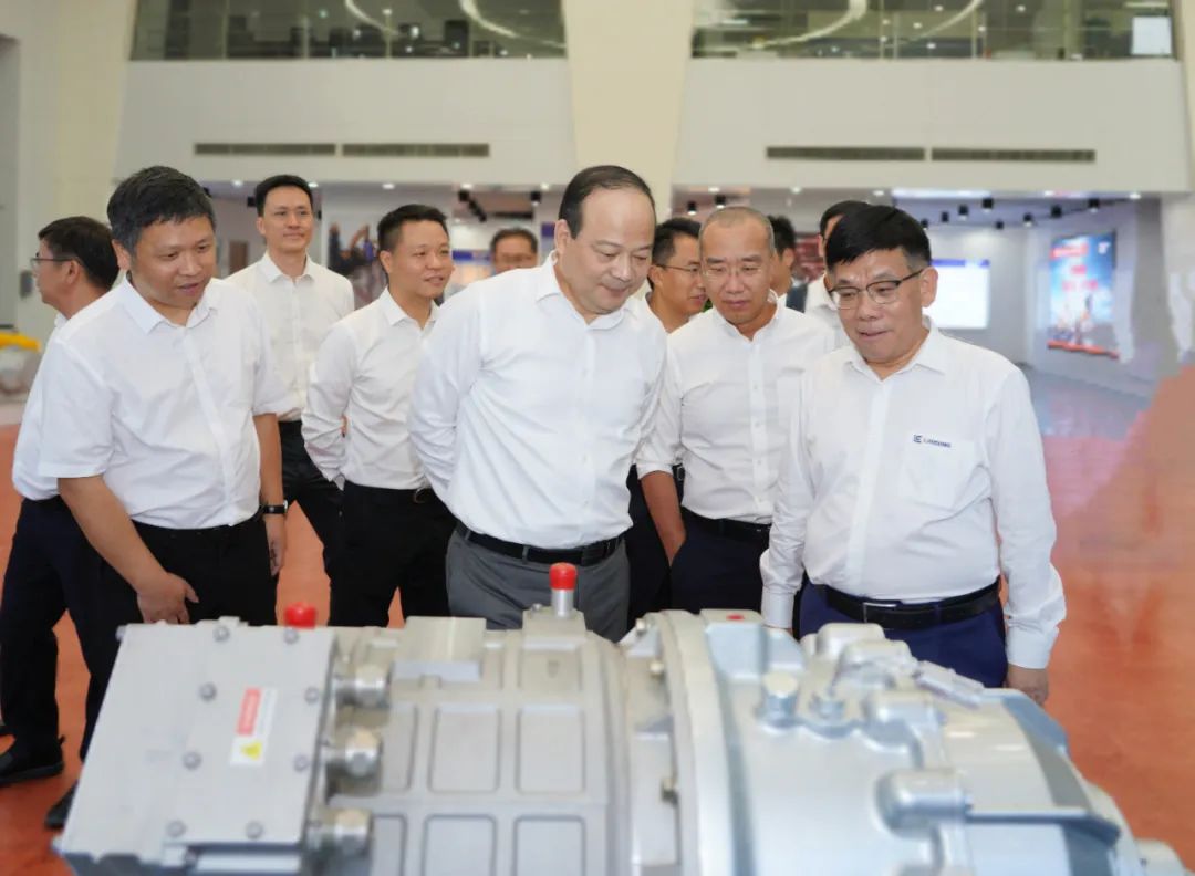 宁德时代与广西柳工签署署十年战略合作协议 正式启动全面战略合作.jpg 宁德时代与广西柳工签署署十年战略合作协议 正式启动全面战略合作.jpg