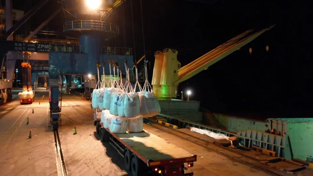 保供稳链 | 首批10000吨进口镍原料顺利抵达嘉兴港.jpg 保供稳链 | 首批10000吨进口镍原料顺利抵达嘉兴港.jpg