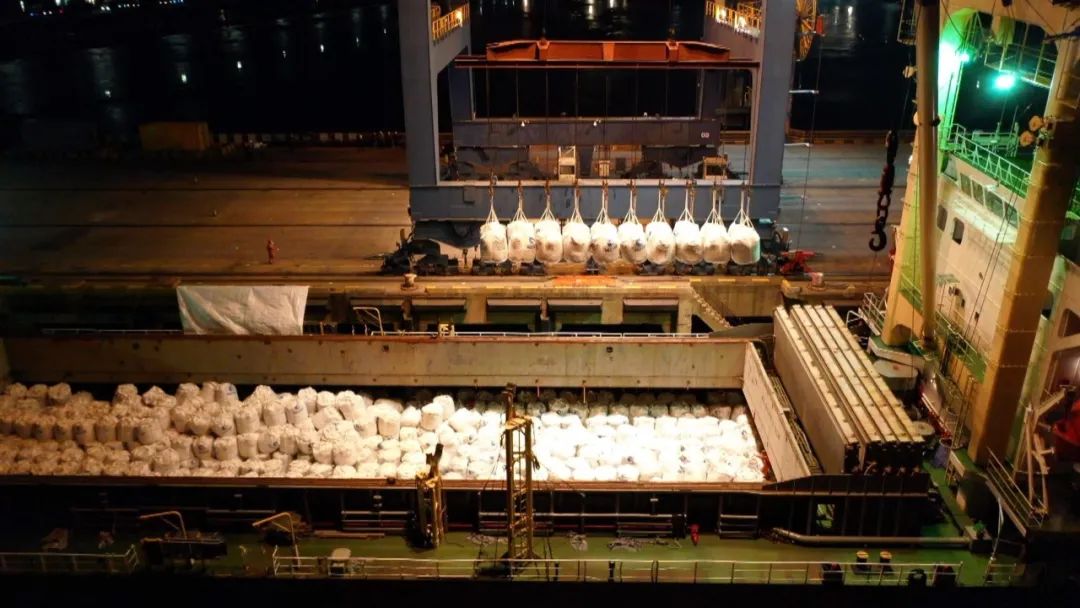 保供稳链 华友钴业首批10000吨进口镍原料顺利抵达嘉兴港.jpg 保供稳链 华友钴业首批10000吨进口镍原料顺利抵达嘉兴港.jpg