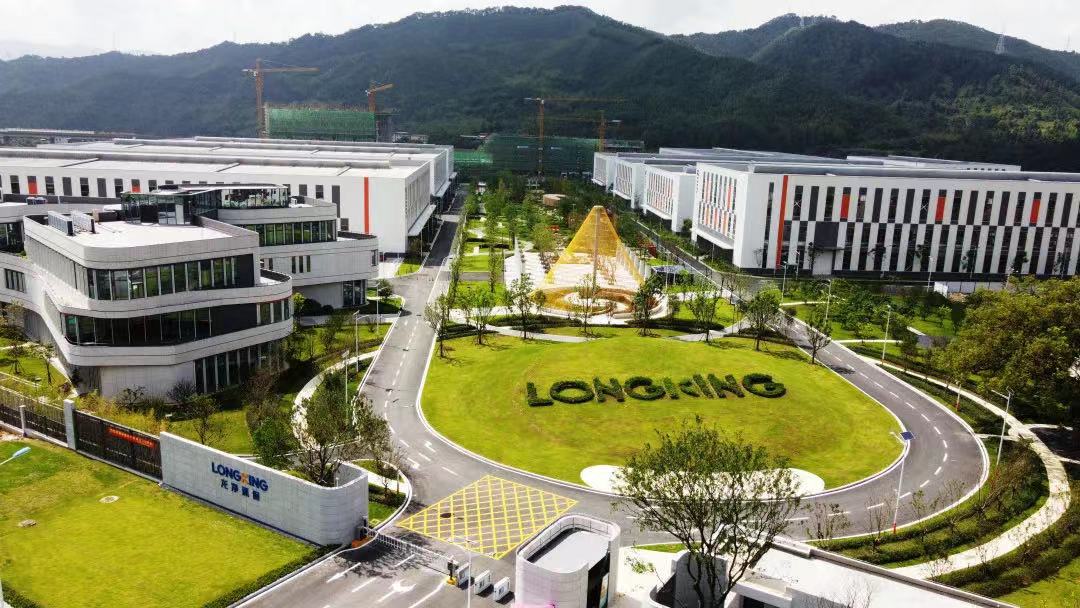 图片来源:龙净环保 图片来源:龙净环保 12月28日晚间,ST龙净(600388)发布公告,公司与蜂巢能源拟共同出资设立合资公司并建设新能源电池储能模组PACK和系统集成项目。 据悉,上述项目分为两期,一期2GWh储能PACK生产项目拟选址龙净环保智慧产业园内2栋厂房,总投资约5亿元。后续将根据项目建设情况,资源配置及市场需求适时启动第二期3GWh储能PACK生产项目的投建。合资公司注册资本为1亿元,由龙净环保持股60%,蜂巢能源持股40%,双方按照持股比例缴纳注册资本。 协议特别约定,因ST龙净持有合资公司60%的股权,为相对控股股东,2GWh产能满产后,合计产能的75%在同等商务条件下优先采购蜂巢能源的电芯产品,如若ST龙净未向蜂巢能源优先采购电芯,则蜂巢能源有权提出退出合资公司。 ST龙净表示,本次设立合资公司及相关项目投资有助于结合公司在品牌资源、市场渠道等方面的优势,以及蜂巢能源在储能电池模组和系统集成方面的技术能力,在平等互利的基础上,彼此赋能,加快推动公司在储能系统集成领域的布局。项目建成投产后,公司将形成从电芯到储能系统的完整产品技术链,从而基本覆盖储能产业链中游业务环节,形成具备行业竞争力的产业链优势。 值得一提的是,本次对外投资是ST龙净首次涉足储能模组PACK和储能系统集成业务。 电池网注意到,10月9日,ST龙净还曾发布公告,公司首次涉足储能电芯领域。根据公司“巩固提升现有环保主业+强力开拓新能源产业”的双轮驱动产业布局,公司拟在福建省龙岩市上杭县人民政府行政区域内投资建设磷酸铁锂储能电芯项目。项目设计产能5GWh,总投资约20亿元,预留项目产能发展空间,后续视情况推进。 从项目内容来看,ST龙净本次投资建设的5GWh磷酸铁锂储能电芯项目主要生产储能电芯(不含动力电池),主要应用于工业储能、大型商业储能、户用储能、高功率储能、低温储能等场景。项目拟用地180亩。 此外,10月,ST龙净还与量道(厦门)新能源科技有限公司合资设立福建龙净量道储能科技有限公司,公司持股49%。项目计划投资建设年产6GWh锂电储能系统,其中一期工程产能为1GWh,主要建设内容:储能系统设备集成工厂、BMS研发等。 中邮证券日前研报分析,当前锂电储能行业迎来历史发展机遇,ST龙净积极布局,打开成长空间。.jpg 图片来源:龙净环保 图片来源:龙净环保 12月28日晚间,ST龙净(600388)发布公告,公司与蜂巢能源拟共同出资设立合资公司并建设新能源电池储能模组PACK和系统集成项目。 据悉,上述项目分为两期,一期2GWh储能PACK生产项目拟选址龙净环保智慧产业园内2栋厂房,总投资约5亿元。后续将根据项目建设情况,资源配置及市场需求适时启动第二期3GWh储能PACK生产项目的投建。合资公司注册资本为1亿元,由龙净环保持股60%,蜂巢能源持股40%,双方按照持股比例缴纳注册资本。 协议特别约定,因ST龙净持有合资公司60%的股权,为相对控股股东,2GWh产能满产后,合计产能的75%在同等商务条件下优先采购蜂巢能源的电芯产品,如若ST龙净未向蜂巢能源优先采购电芯,则蜂巢能源有权提出退出合资公司。 ST龙净表示,本次设立合资公司及相关项目投资有助于结合公司在品牌资源、市场渠道等方面的优势,以及蜂巢能源在储能电池模组和系统集成方面的技术能力,在平等互利的基础上,彼此赋能,加快推动公司在储能系统集成领域的布局。项目建成投产后,公司将形成从电芯到储能系统的完整产品技术链,从而基本覆盖储能产业链中游业务环节,形成具备行业竞争力的产业链优势。 值得一提的是,本次对外投资是ST龙净首次涉足储能模组PACK和储能系统集成业务。 电池网注意到,10月9日,ST龙净还曾发布公告,公司首次涉足储能电芯领域。根据公司“巩固提升现有环保主业+强力开拓新能源产业”的双轮驱动产业布局,公司拟在福建省龙岩市上杭县人民政府行政区域内投资建设磷酸铁锂储能电芯项目。项目设计产能5GWh,总投资约20亿元,预留项目产能发展空间,后续视情况推进。 从项目内容来看,ST龙净本次投资建设的5GWh磷酸铁锂储能电芯项目主要生产储能电芯(不含动力电池),主要应用于工业储能、大型商业储能、户用储能、高功率储能、低温储能等场景。项目拟用地180亩。 此外,10月,ST龙净还与量道(厦门)新能源科技有限公司合资设立福建龙净量道储能科技有限公司,公司持股49%。项目计划投资建设年产6GWh锂电储能系统,其中一期工程产能为1GWh,主要建设内容:储能系统设备集成工厂、BMS研发等。 中邮证券日前研报分析,当前锂电储能行业迎来历史发展机遇,ST龙净积极布局,打开成长空间。.jpg