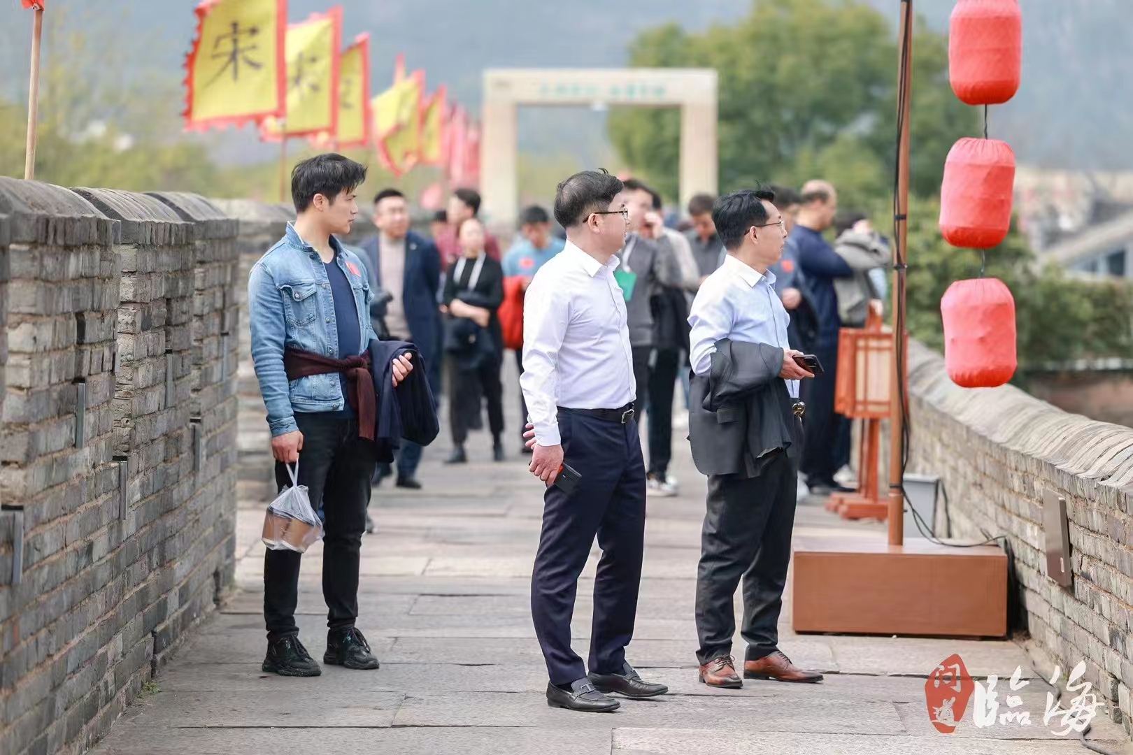 电池百人会企业家“问道”临海 赏盎然春景 游千年古城.jpg 电池百人会企业家“问道”临海 赏盎然春景 游千年古城.jpg