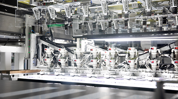 蜂巢能源盐城基地正式导入自研第三代超高速“飞叠”叠片技术.png 蜂巢能源盐城基地正式导入自研第三代超高速“飞叠”叠片技术.png