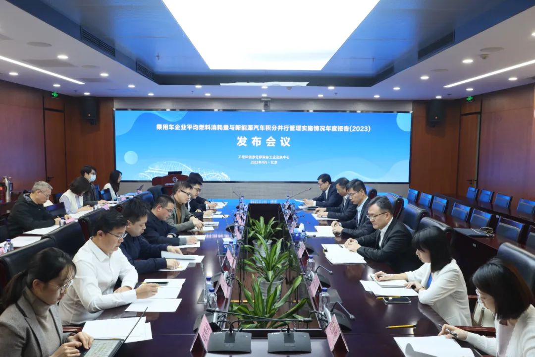 我国双积分交易总额达252亿元 新能源汽车行业将引入积分池制度.jpg 我国双积分交易总额达252亿元 新能源汽车行业将引入积分池制度.jpg