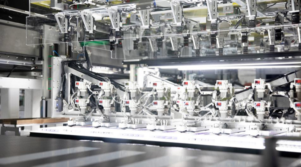 蜂巢能源短刀飞叠电芯盐城基地下线 将搭载吉利、长城多款车型.jpg 蜂巢能源短刀飞叠电芯盐城基地下线 将搭载吉利、长城多款车型.jpg