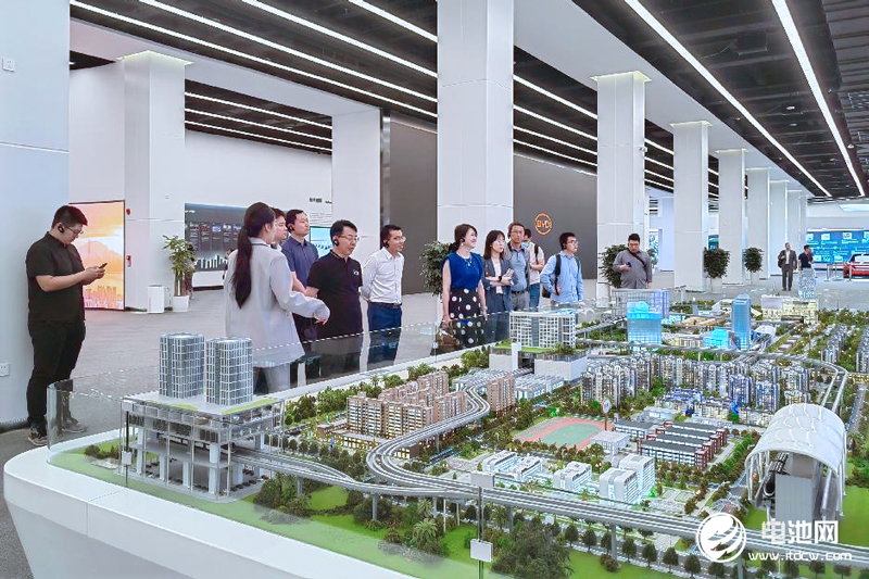 比亚迪连续十年稳居中国新能源车销冠 今年目标销售360万辆 比亚迪连续十年稳居中国新能源车销冠 今年目标销售360万辆