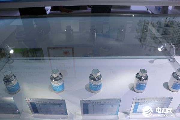 电池级碳酸锂价格重回30万元/吨 六氟磷酸锂月内价格已翻倍 电池级碳酸锂价格重回30万元/吨 六氟磷酸锂月内价格已翻倍