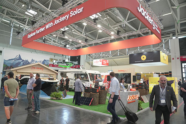 华宝新能携旗舰新品Jackery电小二2000 Plus首秀全球最大光伏展 华宝新能携旗舰新品Jackery电小二2000 Plus首秀全球最大光伏展