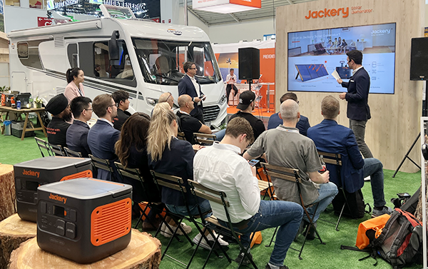 华宝新能携旗舰新品Jackery电小二2000 Plus首秀全球最大光伏展