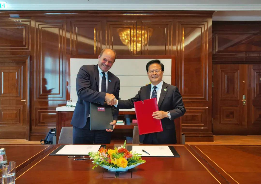 促进汽车产业电动化转型 发改委与三家德国车企签署合作意向书 促进汽车产业电动化转型 发改委与三家德国车企签署合作意向书