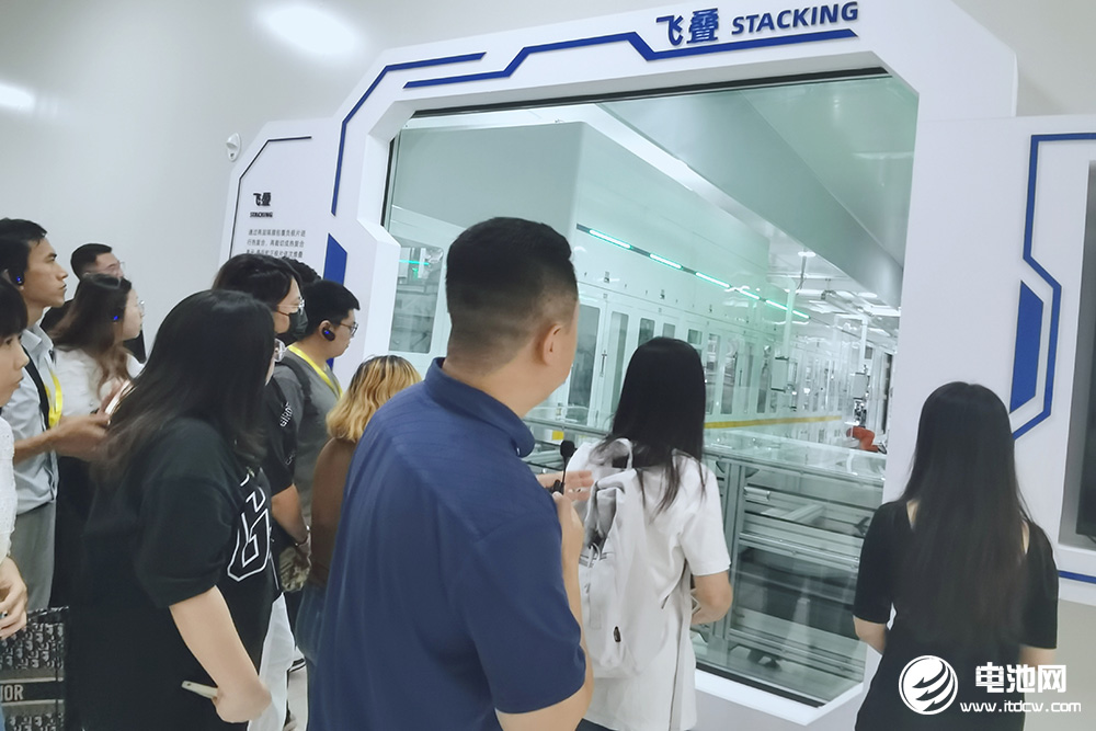 探秘蜂巢能源首个飞叠短刀基地 杨红新：电池行业内卷是必然