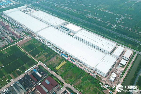 探秘蜂巢能源首个飞叠短刀基地 杨红新：电池行业内卷是必然