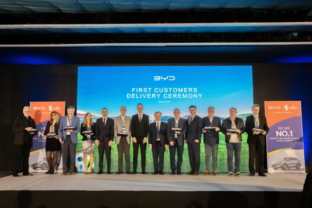 王传福亲自交车!比亚迪匈牙利首批乘用车正式交付 王传福亲自交车!比亚迪匈牙利首批乘用车正式交付