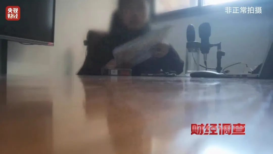 “三无”锂电池黑作坊竟藏身居民楼!央视记者调查现场突然起火 “三无”锂电池黑作坊竟藏身居民楼!央视记者调查现场突然起火