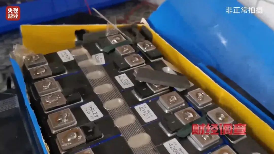 “三无”锂电池黑作坊竟藏身居民楼!央视记者调查现场突然起火 “三无”锂电池黑作坊竟藏身居民楼!央视记者调查现场突然起火