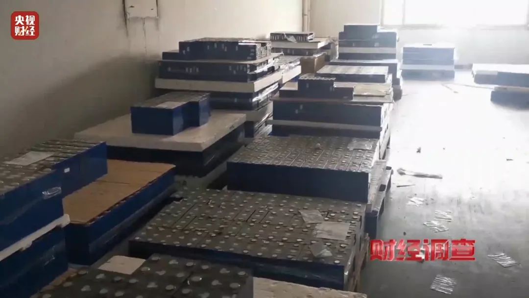 “三无”锂电池黑作坊竟藏身居民楼!央视记者调查现场突然起火 “三无”锂电池黑作坊竟藏身居民楼!央视记者调查现场突然起火