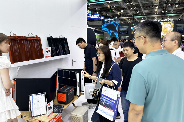 华宝新能Smile光伏瓦家庭绿电系统亮相2024年SNEC上海光伏展 华宝新能Smile光伏瓦家庭绿电系统亮相2024年SNEC上海光伏展