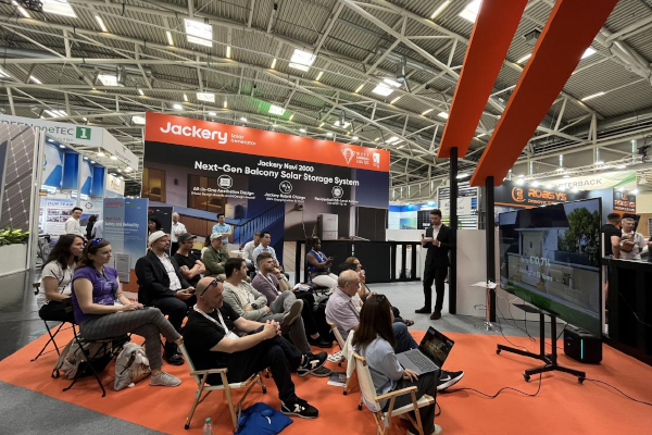 华宝新能DIY小型家庭绿电系统Jackery Navi 2000亮相Intersolar欧洲能源展 华宝新能DIY小型家庭绿电系统Jackery Navi 2000亮相Intersolar欧洲能源展