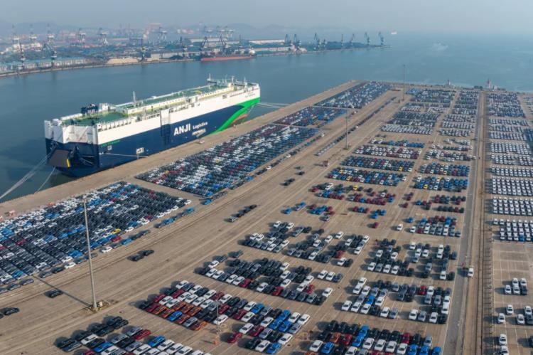 2024年12月25日,山东烟台港码头大量的新能源汽车出口,正加紧装船。图片来源:央视新闻 2024年12月25日,山东烟台港码头大量的新能源汽车出口,正加紧装船。图片来源:央视新闻