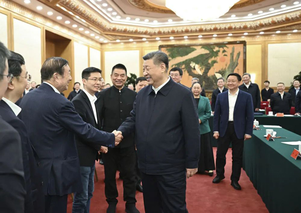 2月17日,中共中央总书记、国家主席、中央军委主席习近平在京出席民营企业座谈会并发表重要讲话。这是习近平同民营企业负责人亲切交流。 新华社记者 李学仁 摄 2月17日,中共中央总书记、国家主席、中央军委主席习近平在京出席民营企业座谈会并发表重要讲话。这是习近平同民营企业负责人亲切交流。 新华社记者 李学仁 摄