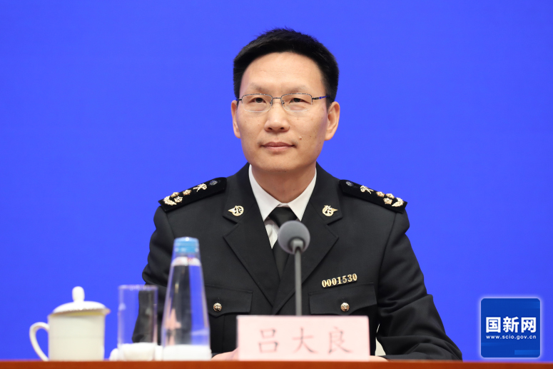 海关总署新闻发言人、统计分析司司长吕大良(徐想 摄) 海关总署新闻发言人、统计分析司司长吕大良(徐想 摄)