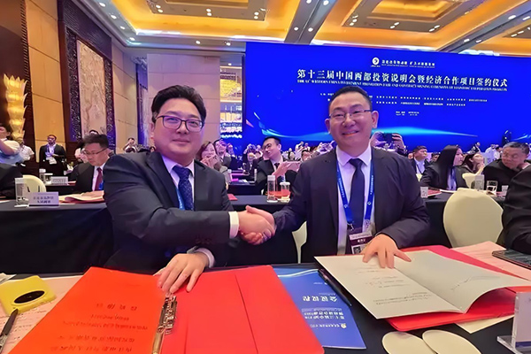 香港邦兴(内江)新能源电池循环利用再制造项目签约现场 图/最内江 香港邦兴(内江)新能源电池循环利用再制造项目签约现场 图/最内江