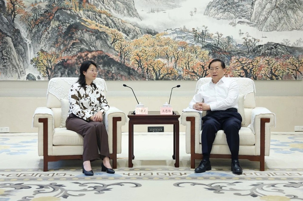 中创新航董事长刘静瑜拜访湖北省委书记、省人大常委会主任王忠林 图源:中创新航 中创新航董事长刘静瑜拜访湖北省委书记、省人大常委会主任王忠林 图源:中创新航