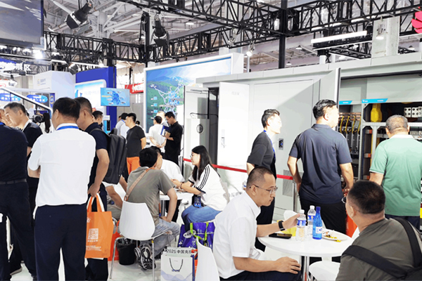 特来电高低压一体化群充电系统亮相北京充换电展