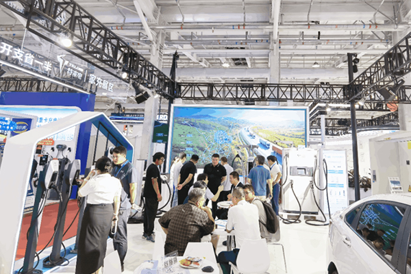 特来电高低压一体化群充电系统亮相北京充换电展