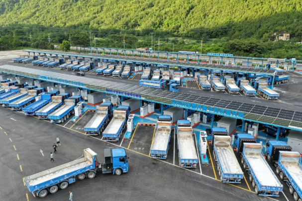 四川元启星光重卡兆瓦超充站