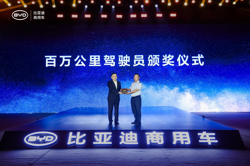 田春龙总为百万公里车型驾驶员颁奖 田春龙总为百万公里车型驾驶员颁奖