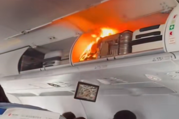 CA139航班行李架中锂电池起火 视频截图 CA139航班行李架中锂电池起火 视频截图