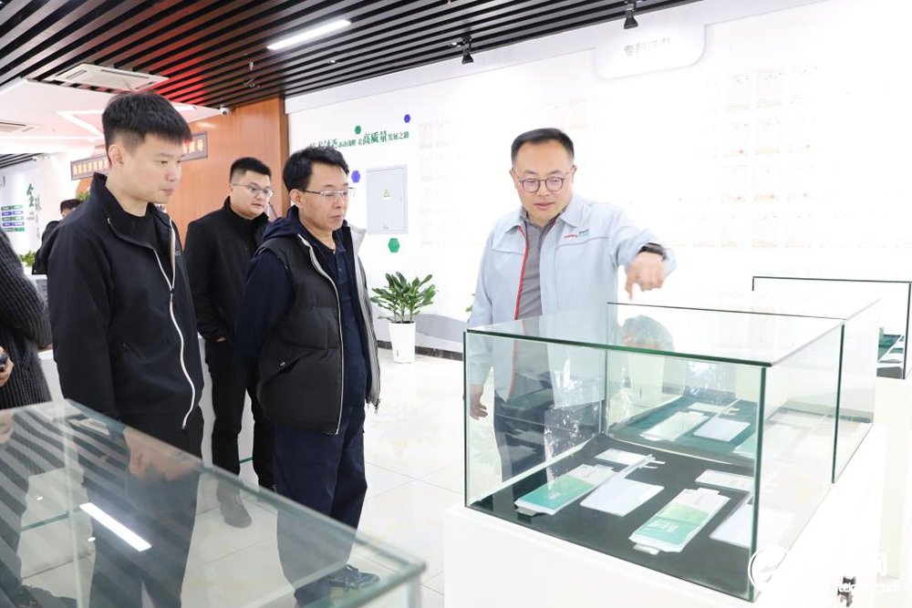 中国电池新能源产业链调研团一行到访浙江锋锂 中国电池新能源产业链调研团一行到访浙江锋锂
