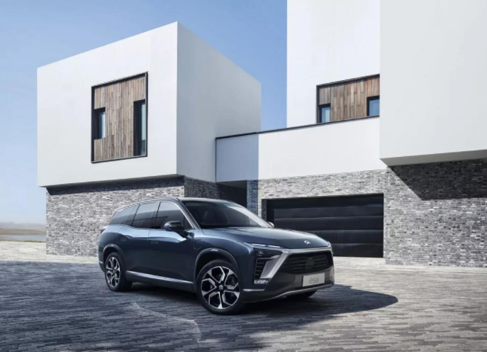 造车新势力生死存亡的一年：李斌、何小