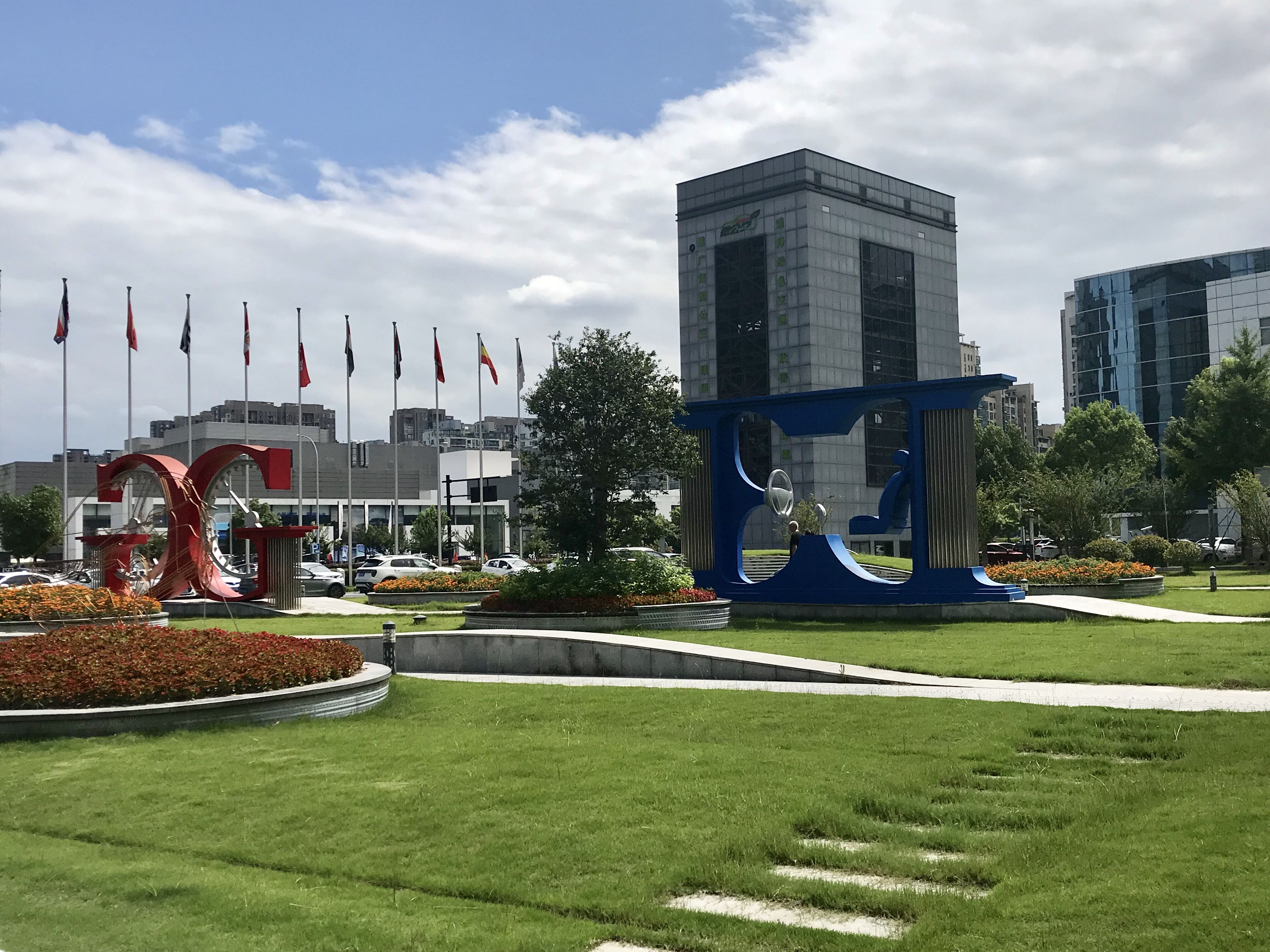 新能源汽车保值率低企 汽车厂商探路残值