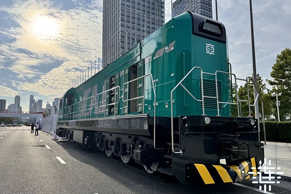 柴油机+动力电池！中国中车新能源机车首发