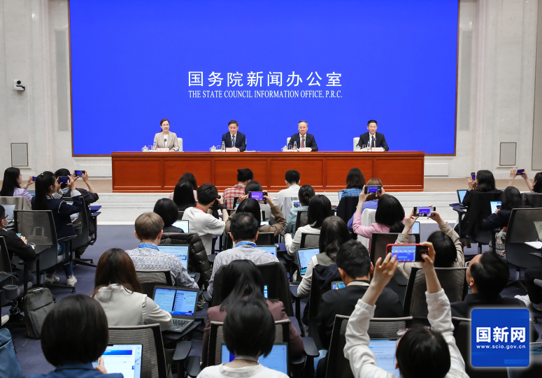 证监会主席吴清：打出一揽子稳市“组合拳”