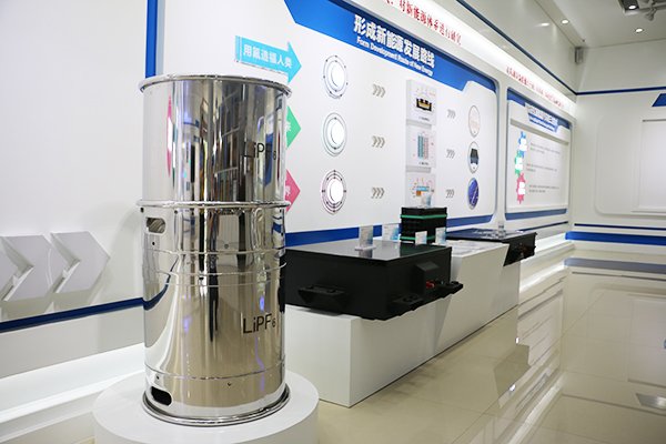 六氟磷酸锂价格上探17.6万元/吨 多家公司“满