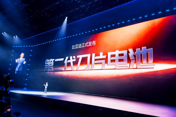 王传福再出“王炸”！刀片电池“边闪充