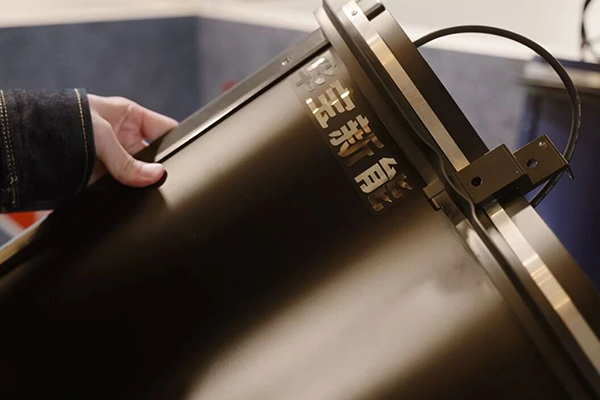 电池转化效率超25% 华宝新能曲面光伏瓦引领