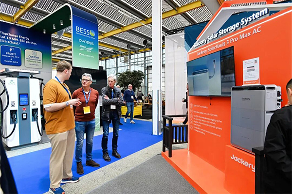 AI+光储战略落地提速 华宝新能全新庭院阳台